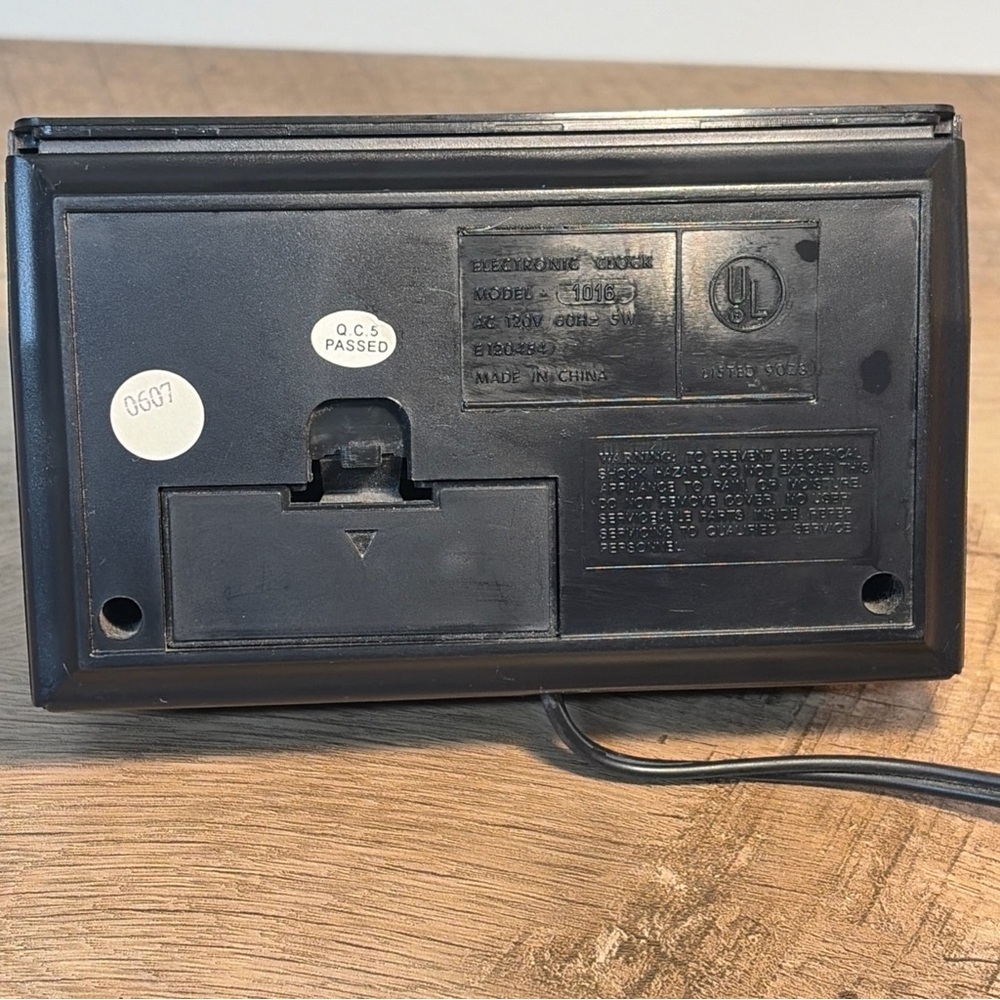 VTGEquity Solid State Alarm Clock Model 1016 Red Display Woodgrain *TestedWorks* - Picture 3 of 5